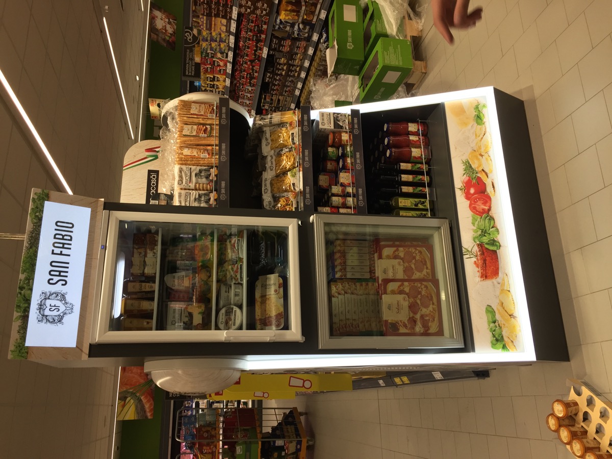 San Fabio refrigerated retail unit with illuminated side panels